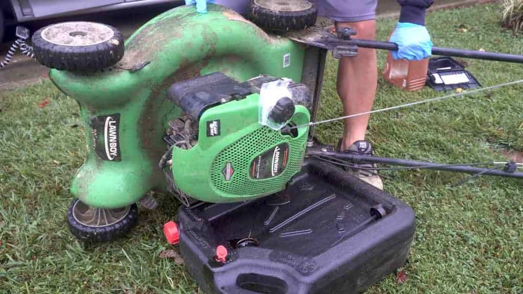 How to change lawn mower oil 2