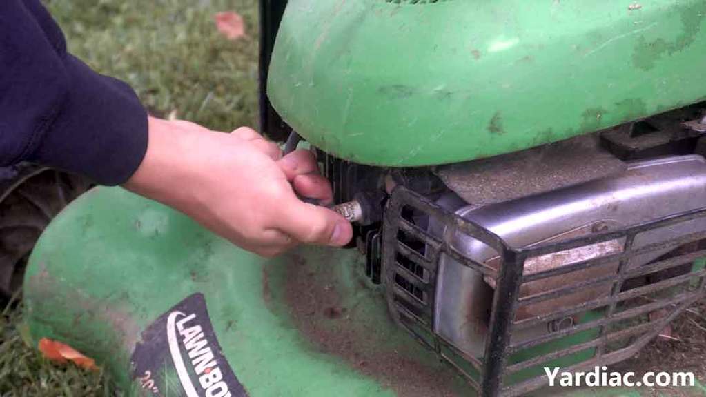 how to change lawn mower spark plug 1